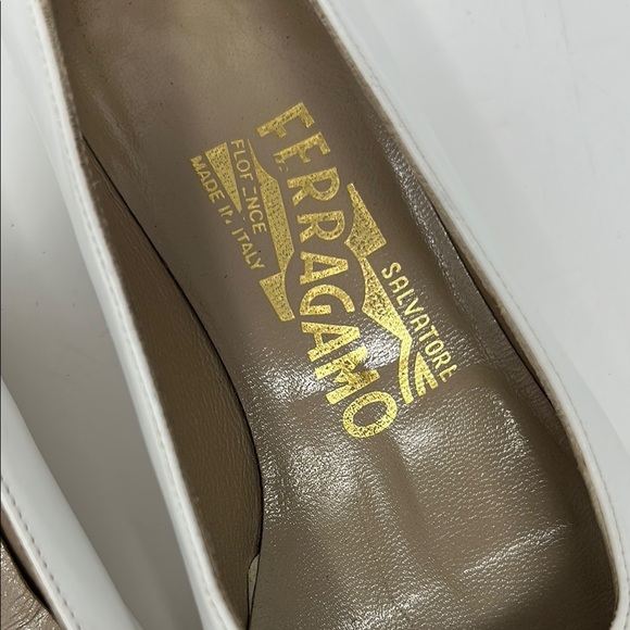 Salvatore Ferragamo Cream and White Flats Gold Hardware Vara Bow Size 6.5 0050 - Picture 2 of 8